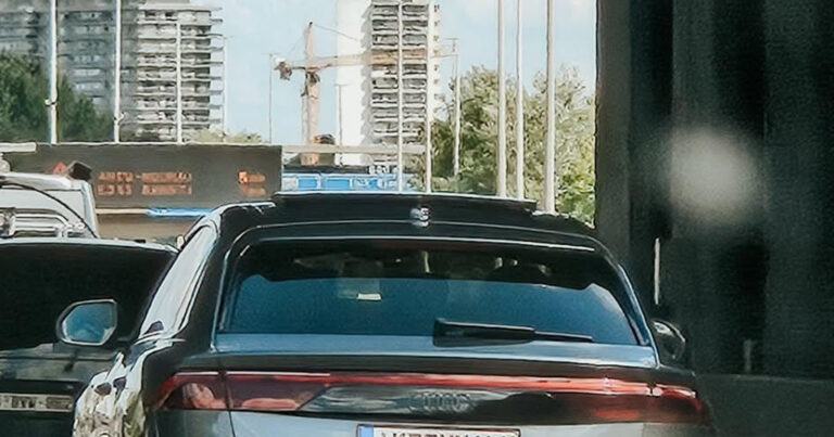 Gepersonaliseerde nummerplaat op Antwerpse ring gaat viraal: “Toepasselijk!” (foto)