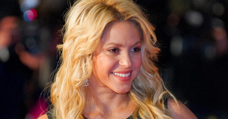 Shakira doet fans smelten met doorschijnende outfit: “Adembenemend mooi!” (foto)