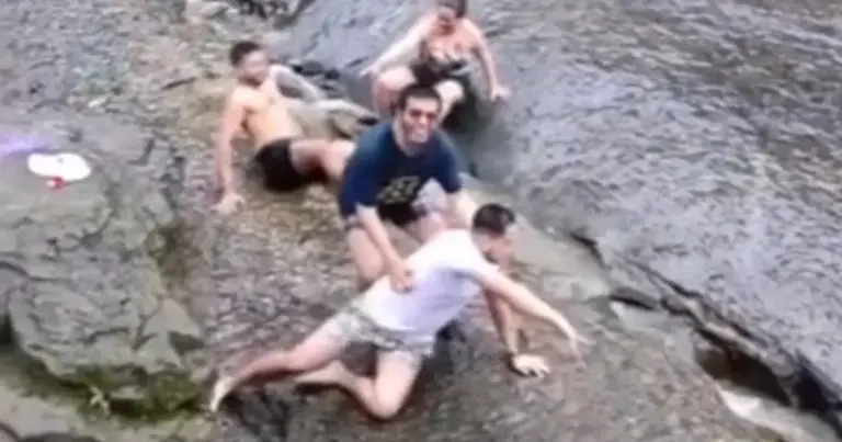 Groep ontdekt dat beelden maken aan waterval niet zonder risico is (video)