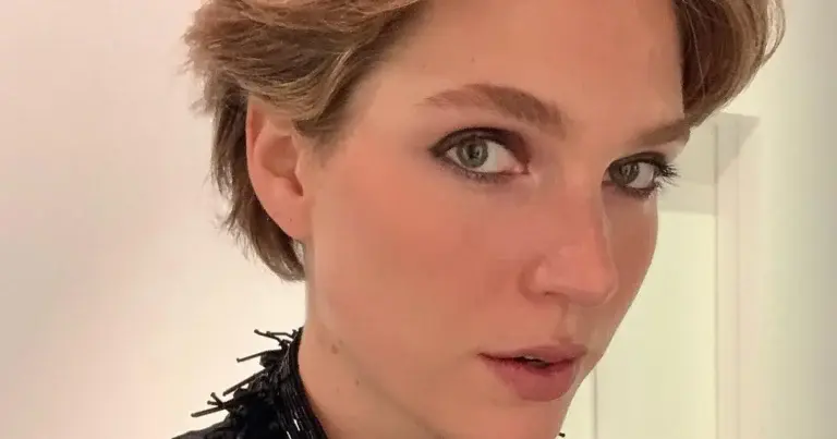 ‘Dertigers’-actrice Emma Moortgat poseert op speelse wijze: “Prachtig!” (foto’s)