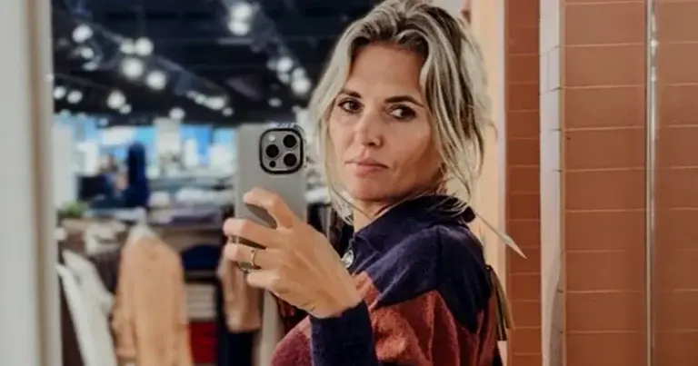 Sporza-commentator Ine Beyen neemt met deze selfie afscheid van het wielerjaar: “Fantastische vrouw!” (foto)