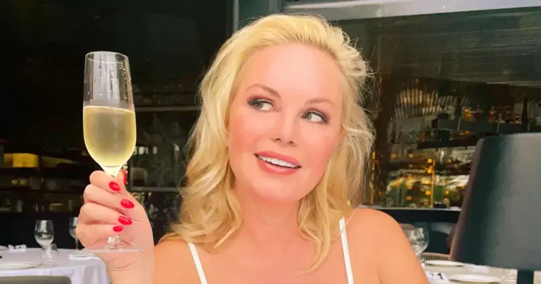 Lesley-Ann Poppe pakt uit met straffe jurk: “Rood staat je mooi!” (foto’s)