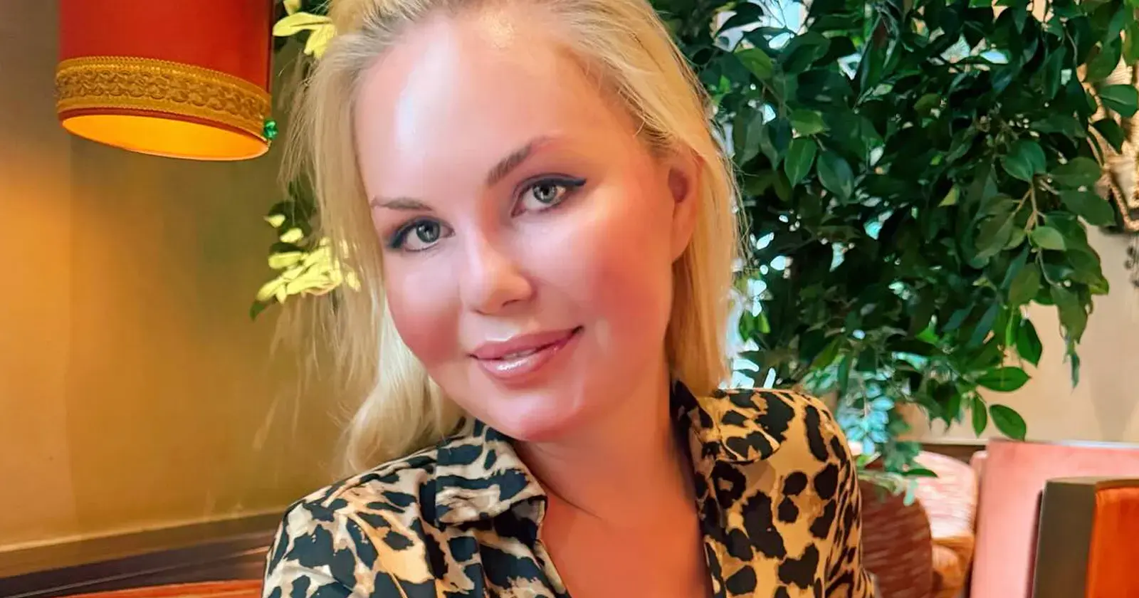 Lesley-Ann Poppe poseert in opvallende outfit: 