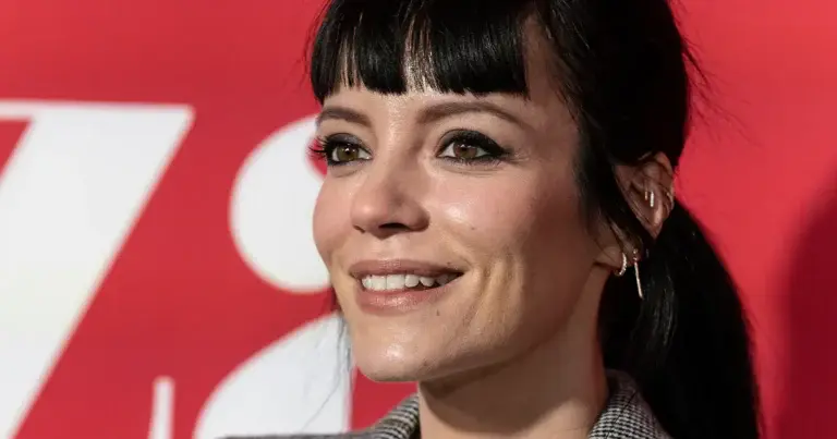 Lily Allen poseert in pikante lingerie: “Mooi en verleidelijk!” (foto’s)