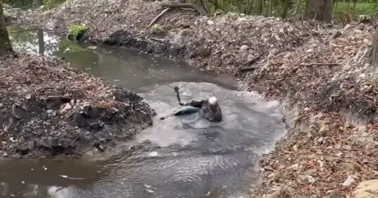 Opa wil even over beekje slingeren. Resultaat? KLETSNAT! (fails)