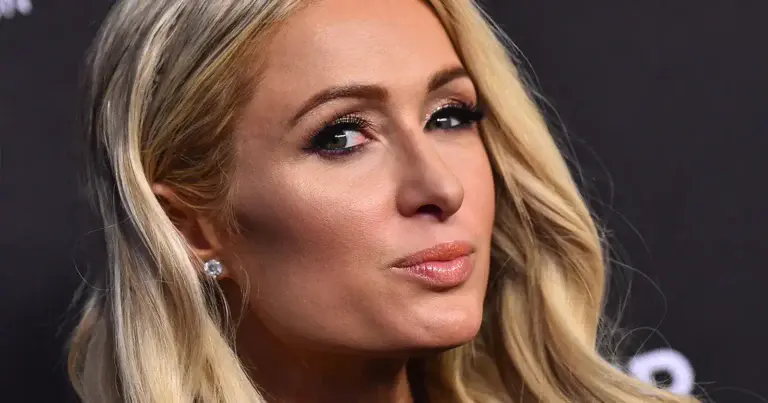 Paris Hilton verbaast fans met sensuele outfit: “Zo iconisch!” (foto’s)