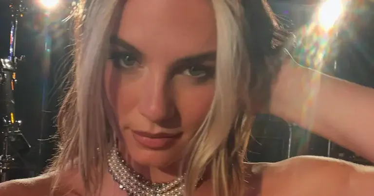 Zangeres Maan verbaast fans met doorzichtige jurk: “Schoonheid!” (foto’s)