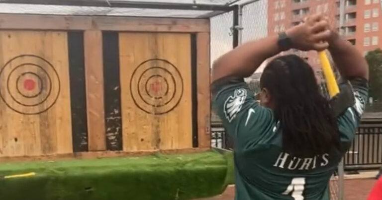 Dit moet zowat de slechtste poging bijlwerpen ooit zijn (video)