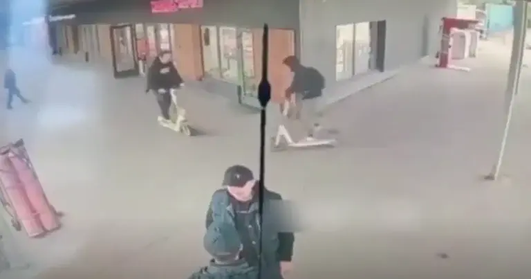 WOOPS: E-steppers zien elkaar pas rijden wanneer het al te laat is… (video)