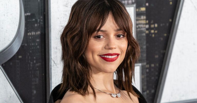 ‘Wednesday’-actrice Jenna Ortega straalt in behaloze outfit: “Je bent pure magie” (foto’s)