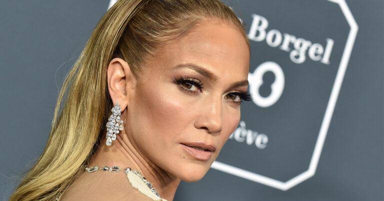 Jennifer Lopez verbaast volgers in outfit: “Die jurk is wel héél doorschijnend!” (foto’s)