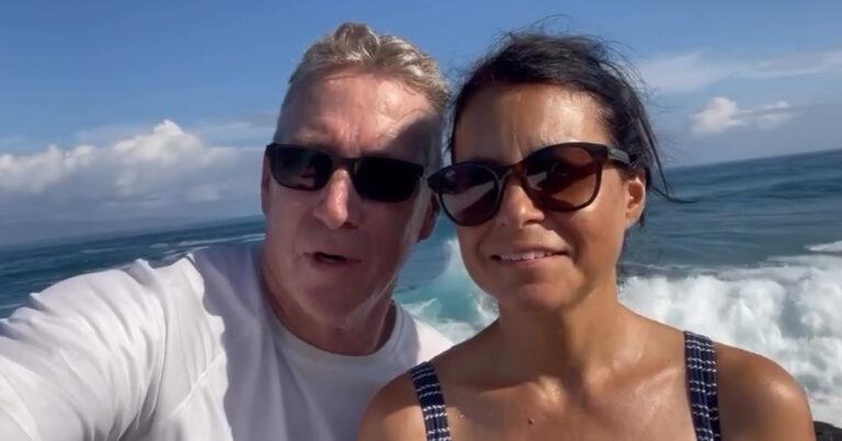 Koppel geniet op rotsen aan zee, maar zo’n golf hadden ze niet verwacht! (video)