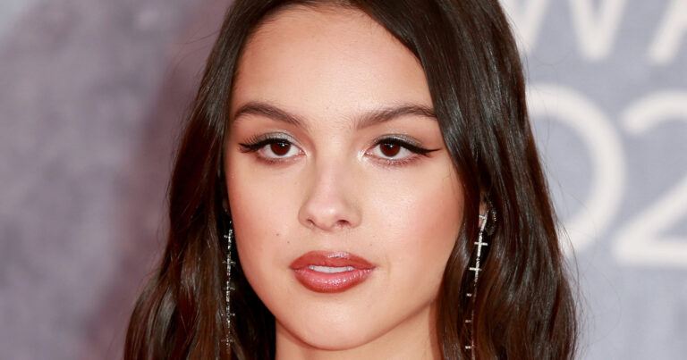 Olivia Rodrigo straalt in elegante jurk: “De mooiste vrouw ooit!” (foto’s)