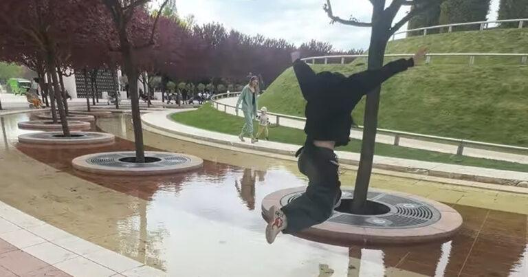 Dame waagt sprong over plas, maar eindigt kletsnat! (video)