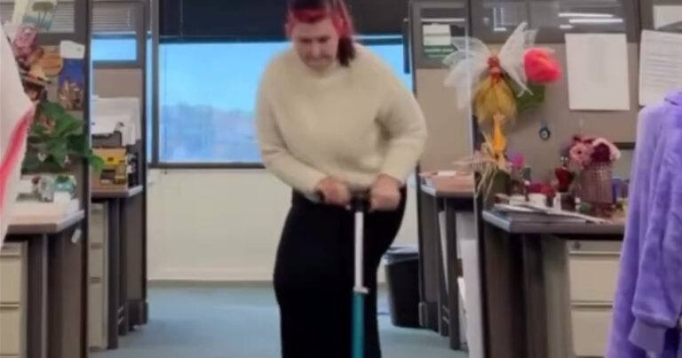 Vrouw waagt zich aan sprong met step, maar dat vinden haar voeten niet leuk (video)