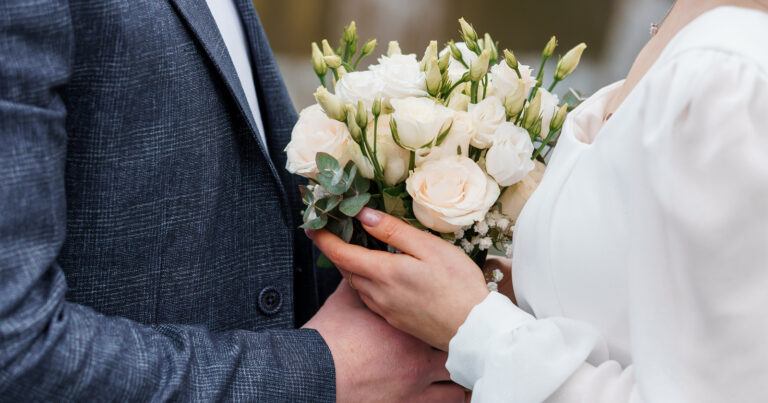 Ophef over outfit van vrouw op huwelijk van zoon: “Hoe onzeker moet je zijn?!” (foto)
