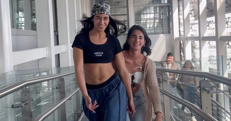 Vriendinnen lopen op coole wijze naar de camera toe, maar dan… (video)