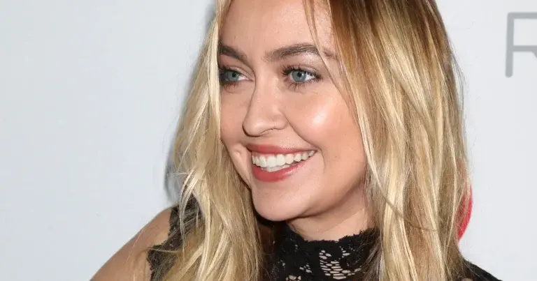 Zus van Miley Cyrus pakt uit met luchtige outfit: “Geweldig!” (foto’s)