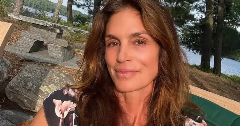 Cindy Crawford geniet in badjas: “Je ziet er prachtig uit!” (foto)