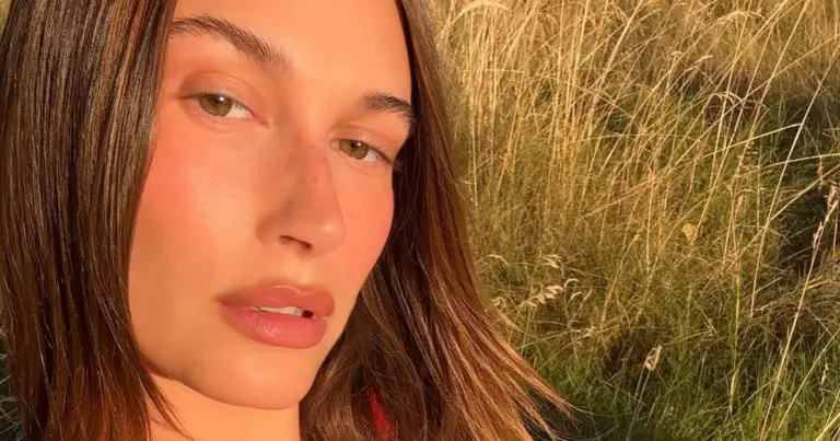 Vrouw van Justin Bieber ligt in bikini op het strand: “WOW!” (foto’s)