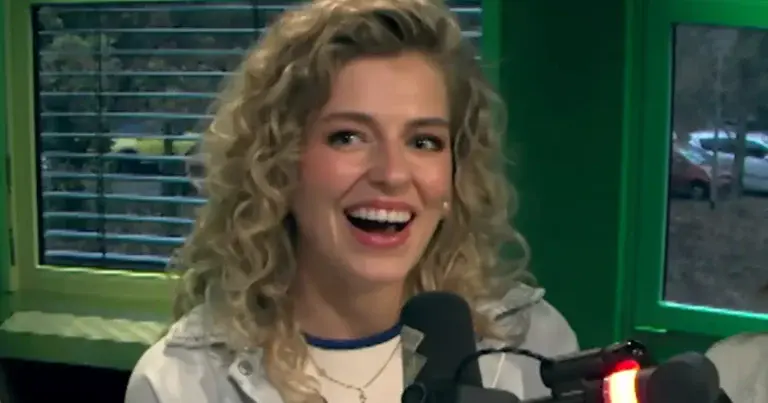 Julia van K3 zou zelfs haar string delen met Hanne of Marthe. Op één voorwaarde! (video)