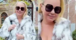 Lesley-Ann Poppe toont transparante outfit onder haar jas: “Klassevrouw!” (foto’s/video)