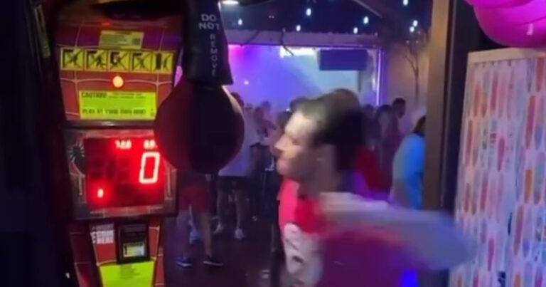 Man wil indruk maken op boksbal, maar dat loopt pijnlijk mis (video)