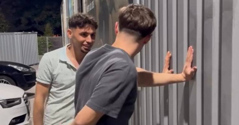 Kerel trapt in voorspelbare – maar hilarische – prank van vriend (video)