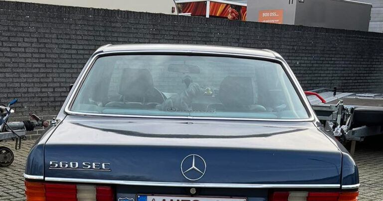 Foto van oldtimer gaat viraal door gepersonaliseerde nummerplaat: “Machtig!”