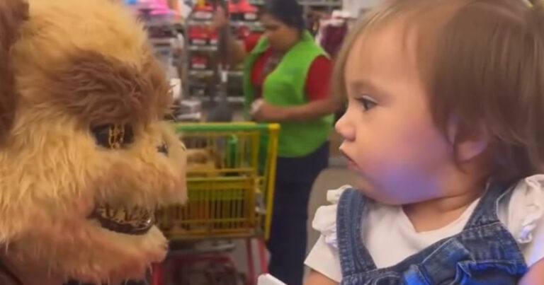 Vrouw laat meisje schrikken. Haar (late) reactie is HILARISCH! (video)