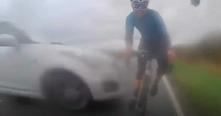 WOW: Deze wielrenner mag van héél veel geluk spreken! (video)