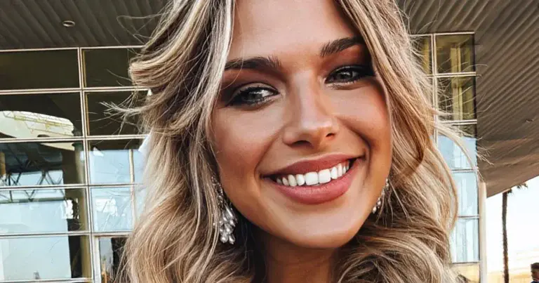 Zwangere Amy Courtens toont haar bolle buikje in strakke jurk: “Je ziet er prachtig uit!” (foto’s)