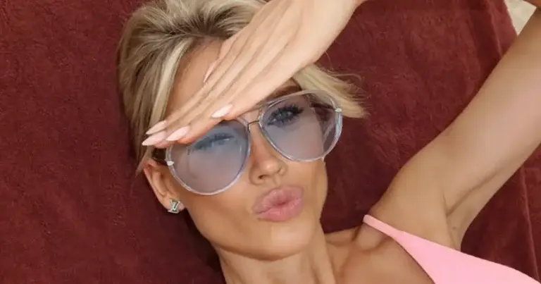 Amy De Winter imponeert met elegante jurk: “Wauw!” (foto)