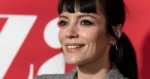 Lily Allen laat in doorzichtige outfit weinig aan de verbeelding over: “Geweldig!” (foto’s)
