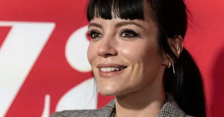 Lily Allen laat in doorzichtige outfit weinig aan de verbeelding over: “Geweldig!” (foto’s)