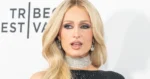 Paris Hilton straalt in diep uitgesneden jurk: “Zo iconisch!” (foto’s)