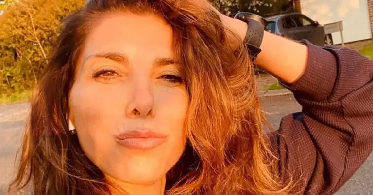 Saartje Vandendriessche is met deze stijlvolle outfits klaar voor de feestdagen: “Staan je allemaal!” (foto’s)