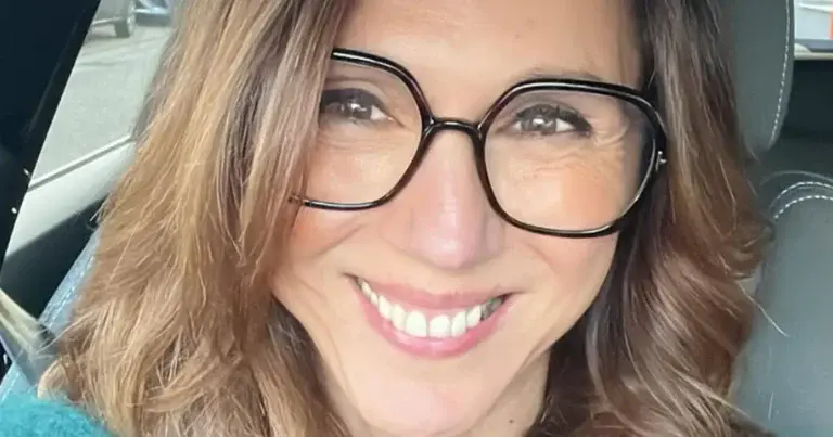 Sandra Bekkari poseert in stijlvolle feestoutfit (foto)