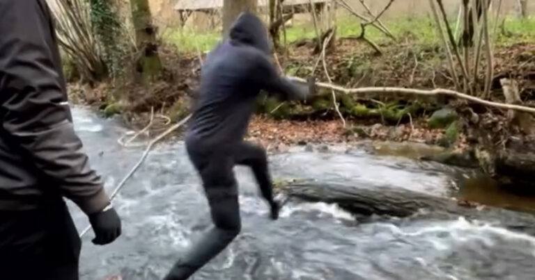 Man probeert over beekje te springen. Zonder succes… (video)