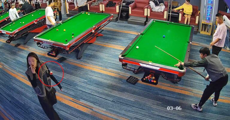 WOW! Biljartbal belandt op de meest onverwachte plek (video)