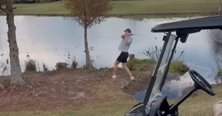 AUCH: Golfpartij filmen is niet zonder gevaar, zo blijkt! (fails)