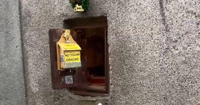 Man bouwt piepklein kersthuisje voor muizen: “Dat is veel te schattig!” (video)