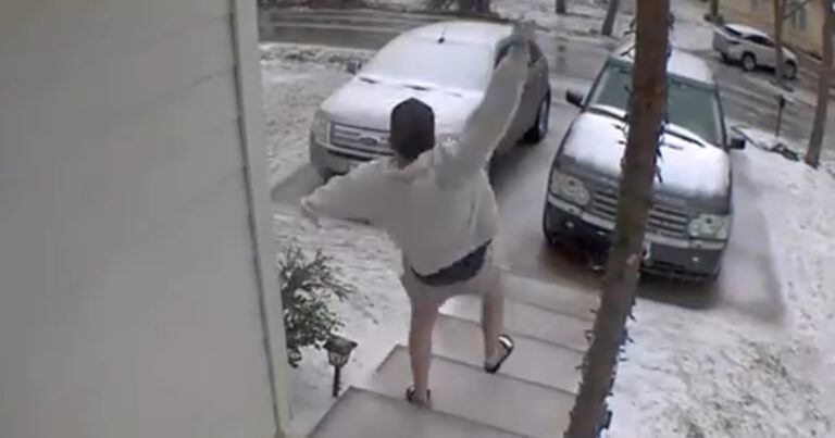 Man probeert voorzichtig van glad trapje te stappen, maar dan… (video)