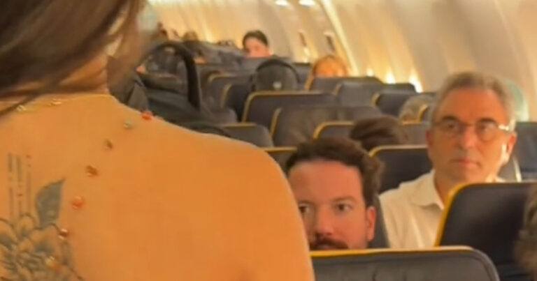 Vrouw choqueert vliegtuigpassagiers met pikante outfit: “Waarom zou je zoiets dragen?!” (video)