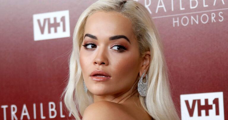 Rita Ora trekt aandacht in outfit met opvallende uitsnijding: “Mijn god, prachtig!” (foto’s)