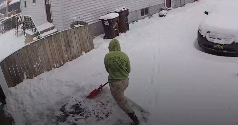 Dame maakt oprit sneeuwvrij, maar de gladde ondergrond wint… (video)