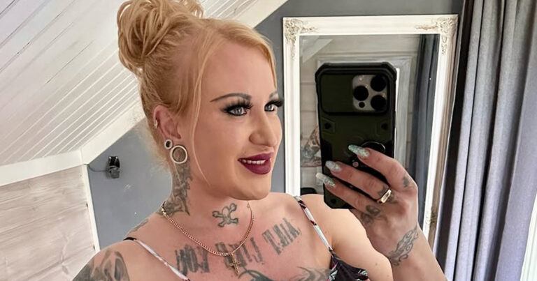 Vrouw met ‘grootste boezem van Finland’ omarmt behaloze trend (foto’s)