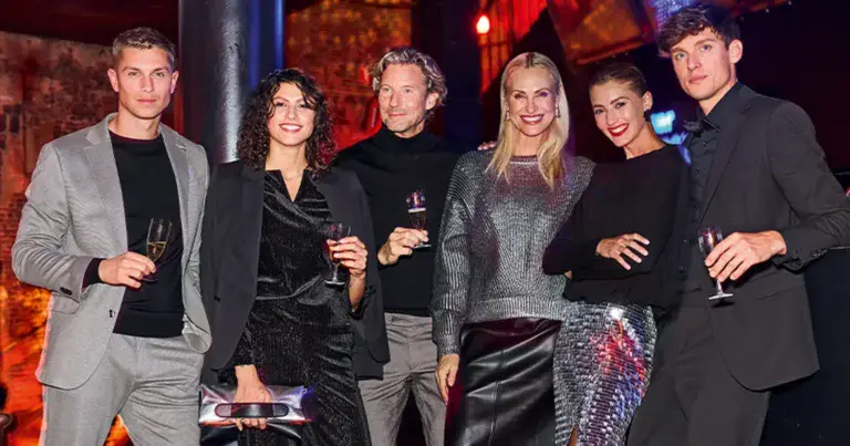 Straal tijdens de feestdagen in de stijlvolle feestkleding van e5