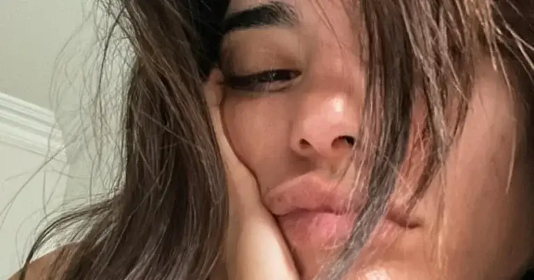 Dochter van Jean-Claude Van Damme poseert in piepkleine bikini: “Ongelooflijk knap!” (foto’s)