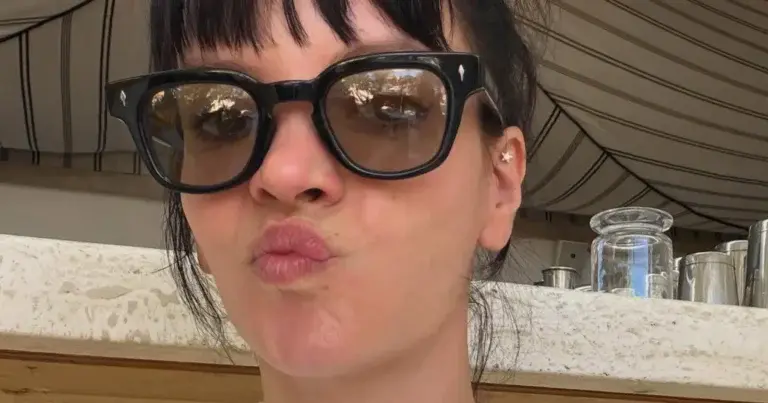 Lily Allen geniet in bikini op het strand: “Je straalt!” (foto’s)